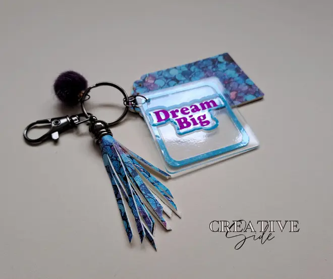 Inspiráló kulcstartók - Plasztik kulcstartó és matrica és egyedi készítésű műbőr dísszel