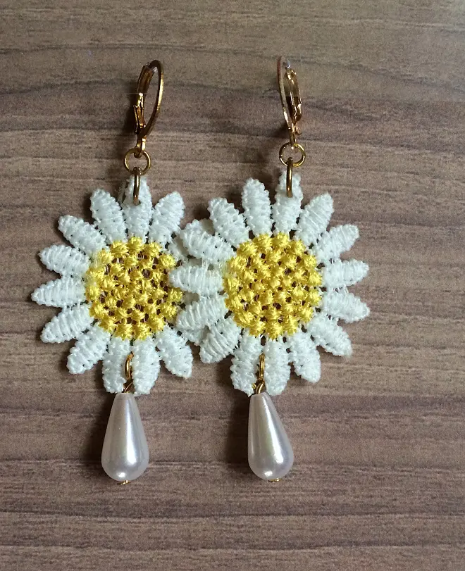 Fehér margaréta pamut csipke fülbevaló gyöngy függővel