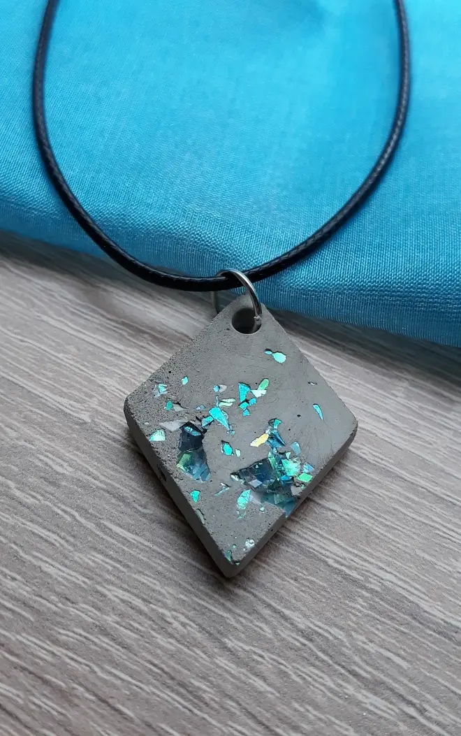Betonékszer rombusz medál türkiz csillámpehellyel