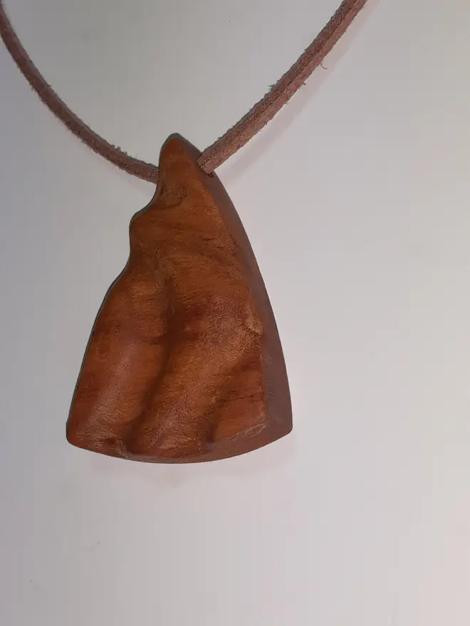 M058 Háromszög hullámokkal