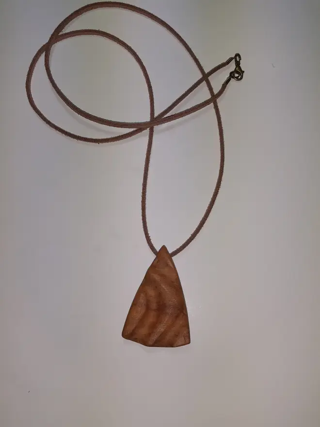 M058 Háromszög hullámokkal