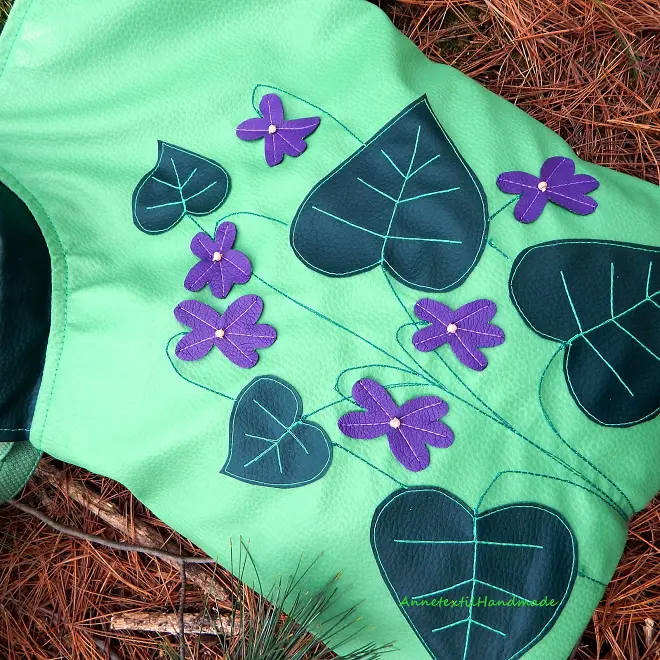 Aszimmetrikus női kézműves válltáska ibolyákkal