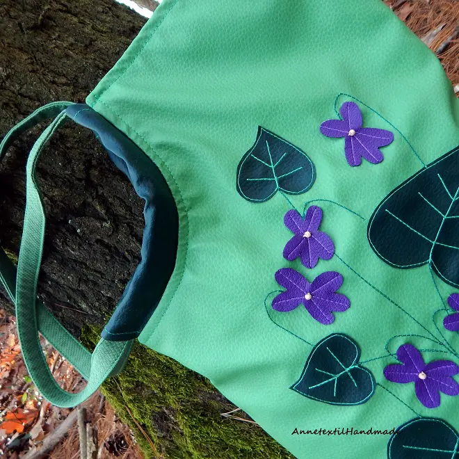 Aszimmetrikus női kézműves válltáska ibolyákkal